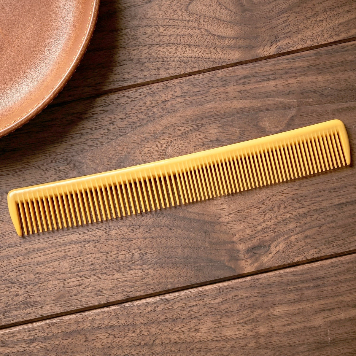Easy-to-handle lightweight plastic combs for grooming and styling on the go