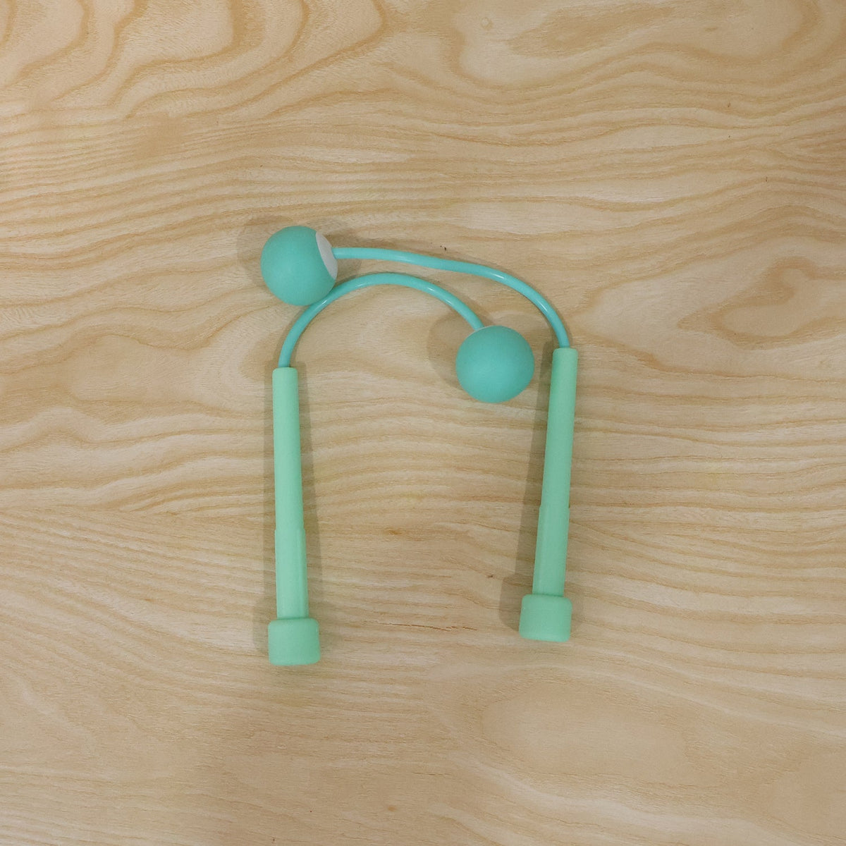Live use of cordless skipping rope wrist ball exercise tool