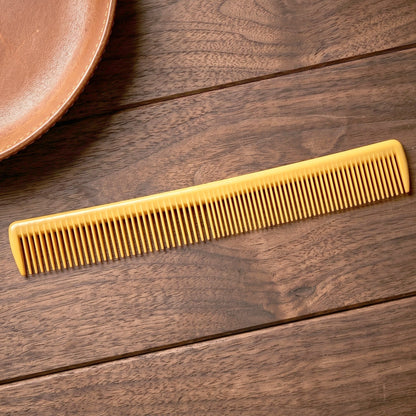 Easy-to-handle lightweight plastic combs for grooming and styling on the go