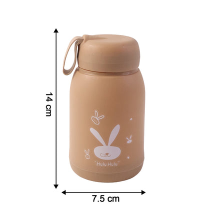 Closeup of the leak-proof screw lid on bunny print glass bottle